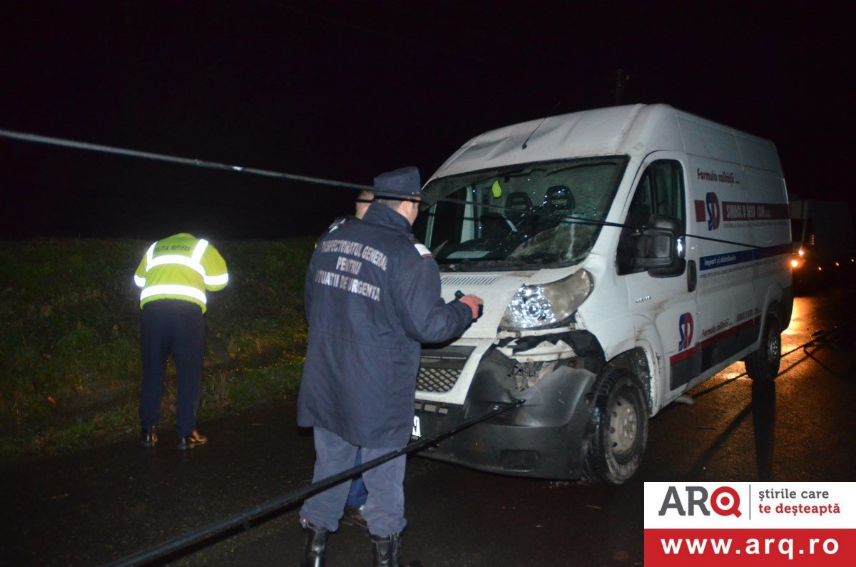 Două mașini avariate și cinci stâlpi căzuți pe Calea Bodrogului 