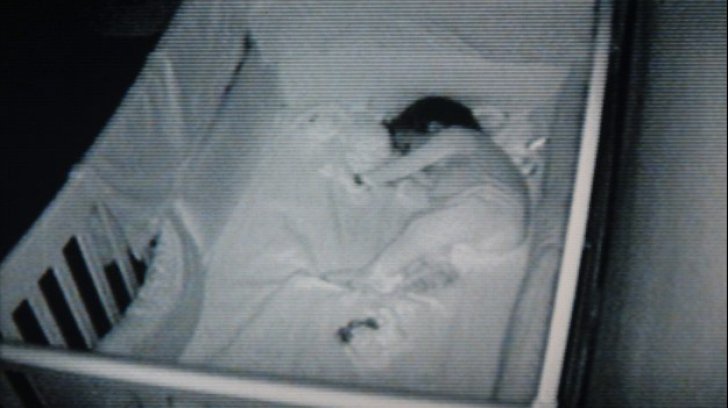 A montat o cameră ascunsă în dormitorul bebelușului. Când a văzut ce se întâmpla noaptea a leșinat