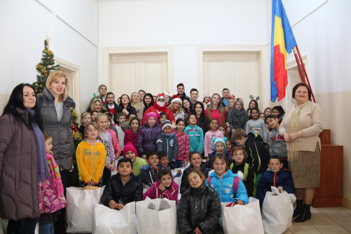 Studenții Facultății de Medicină Dentară din cadrul UVVG au oferit cadouri copiilor de la Școala Gimnazială „Iosif Moldovan” din Arad