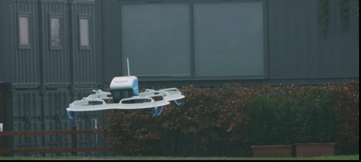 Amazon a făcut prima livrare cu o dronă (VIDEO)