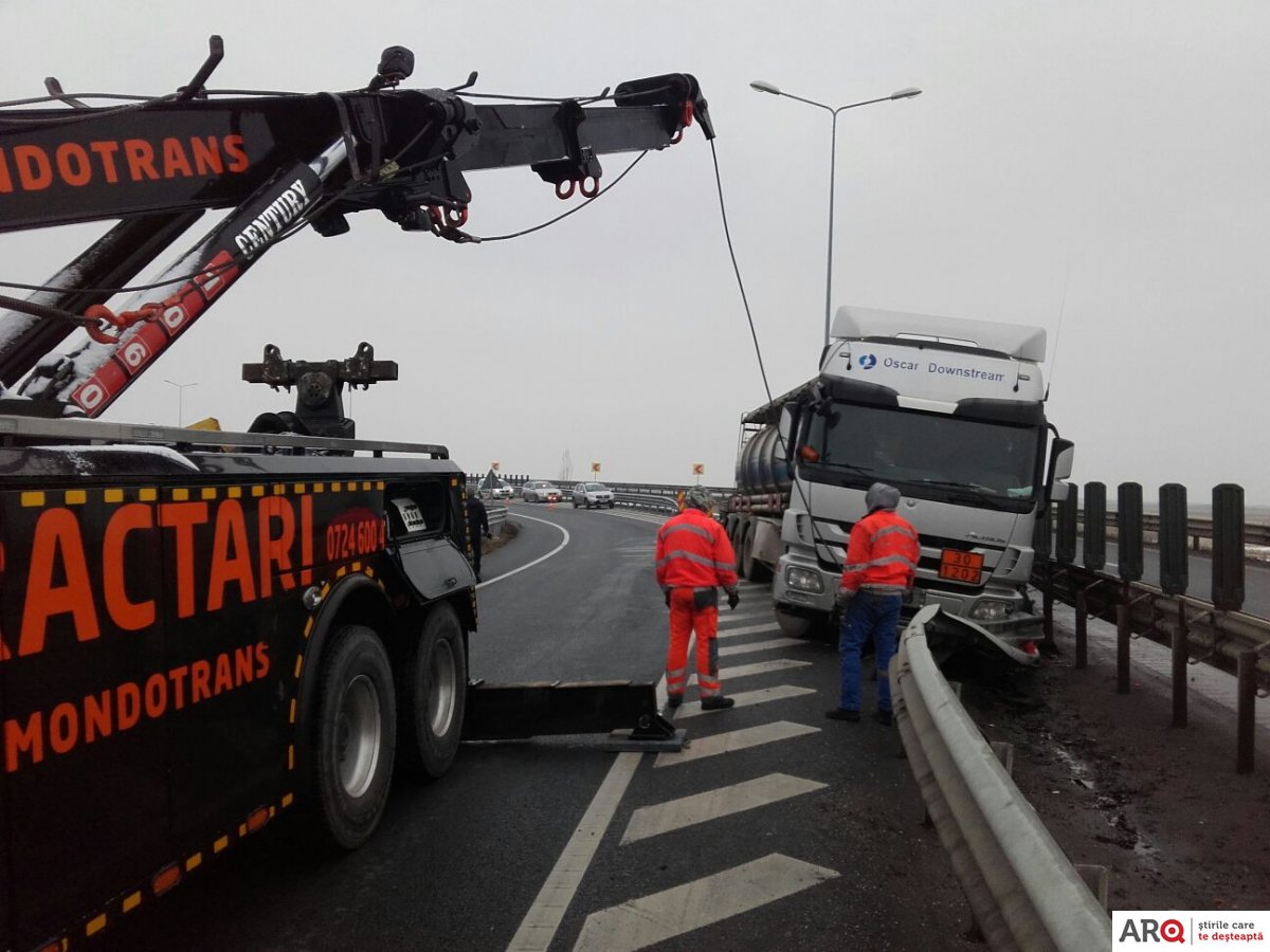FOTO | Cisternă plină cu motorină, implicată într-un incident rutier pe autostradă, în Arad