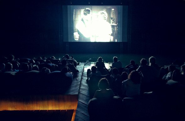 A adormit în sala de cinema, în timpul filmului. Când s-a trezit a avut un șoc. 