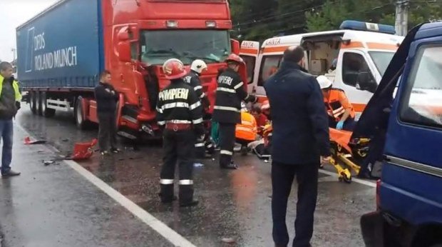 ACCIDENT GRAV: Un microbuz a fost izbit frontal de un TIR. A fost declanşat CODUL ROŞU DE INTERVENŢIE