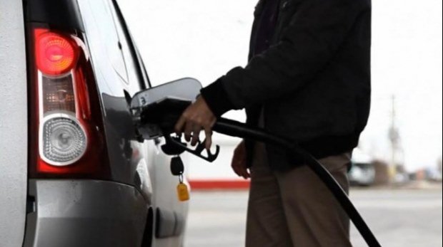 Benzina şi motorina se ieftinesc cu aproape 10% de la 1 ianuarie 2017. Cât vor costa carburanţii în staţiile de alimentare