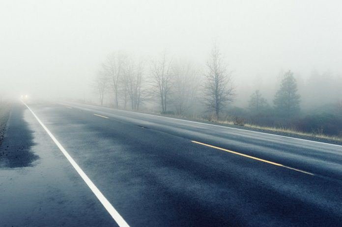 Ceaţă şi posibil polei pe drumurile din vestul ţării