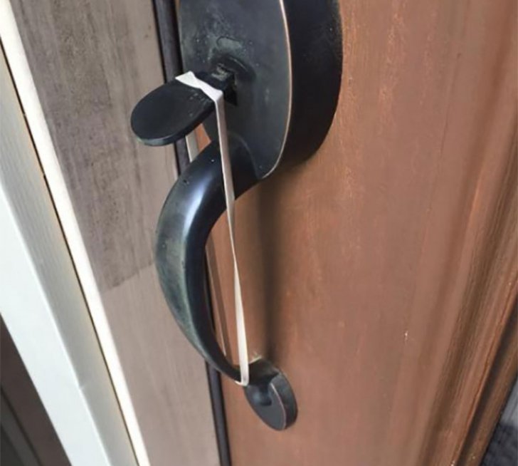 Iată ce înseamnă dacă găsiţi bandă de cauciuc pe clanţa de la uşă