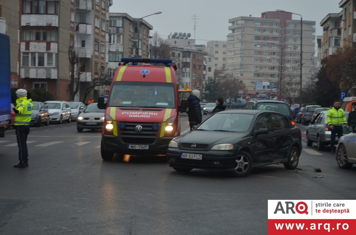 Tamponare între un Opel și un Renault lângă INTIM