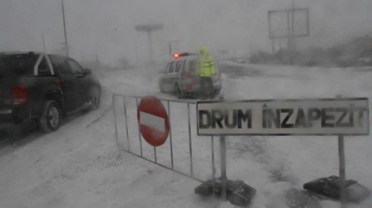 FURTUNĂ de zăpadă peste România. TOATE drumurile din 6 judeţe au fost ÎNCHISE