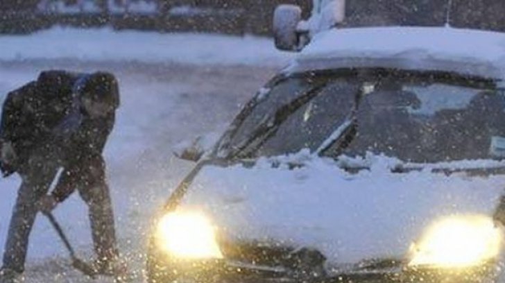 Maşini blocate în zăpadă, sate fără curent electric, femei gravide internate preventiv