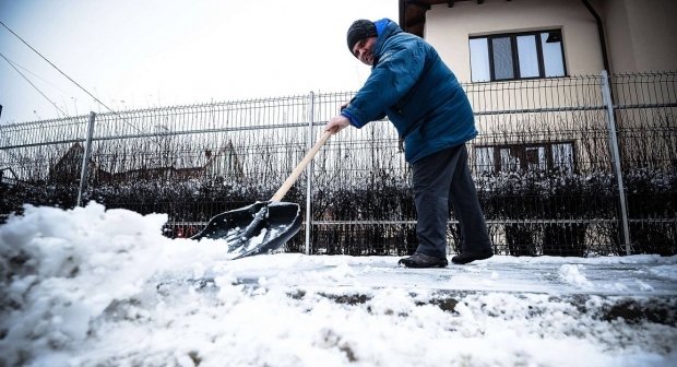 Amenzi usturătoare pentru cei care nu îşi curăţă zăpada din faţa casei, blocului sau firmei. La cât se ridică sancţiunile