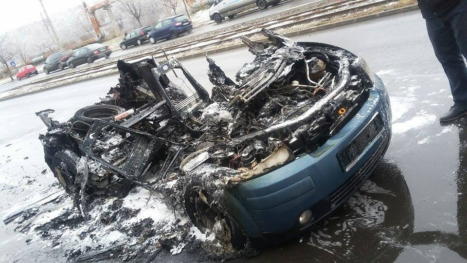 Un autoturism a luat foc în mers pe b-dul Nicolae Titulescu (FOTO/VIDEO)