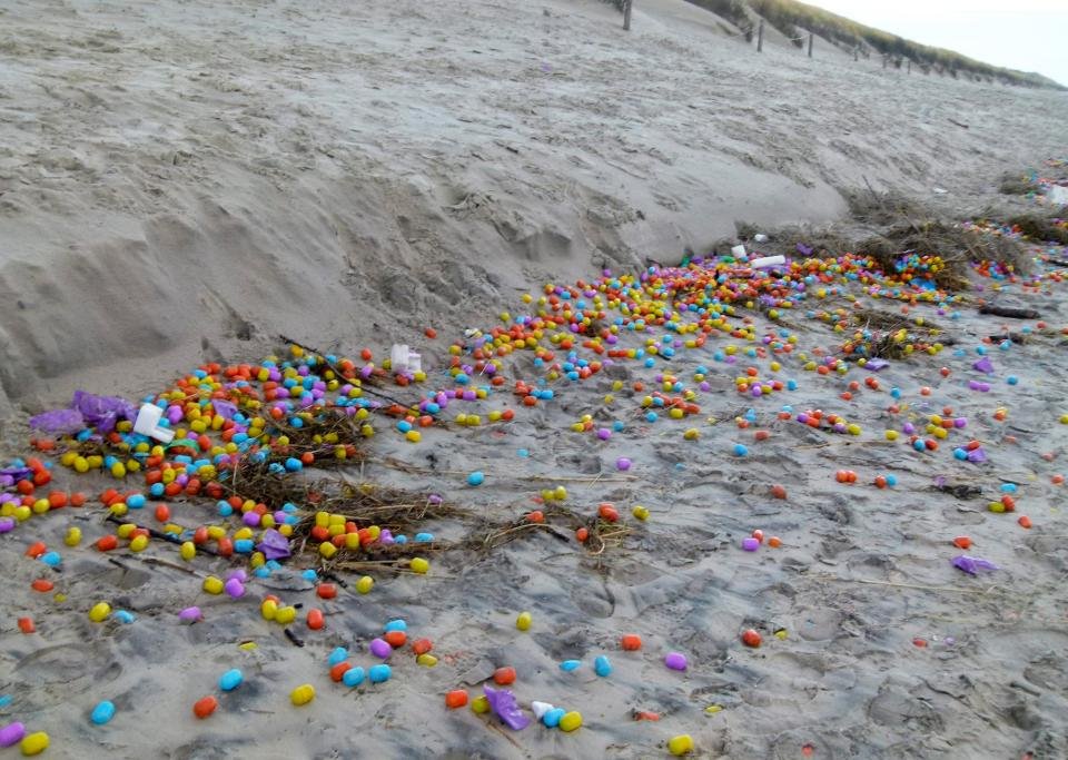 S-au trezit peste noapte cu mii de ouă Kinder eşuate pe plajă