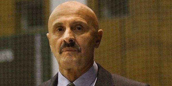 Acelaşi Dan Moraru trebuie să echilibreze corabia galben-albastră.