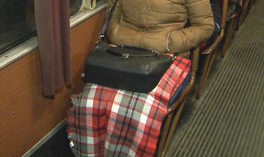 REPORTAJ / Arad: Călători acoperiţi cu pături într-un tramvai interurban, din cauza frigului din vagoane