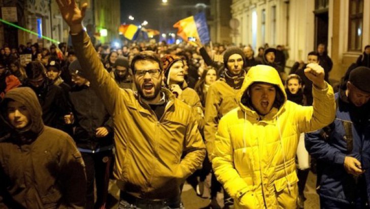 Proteste în țară! Românii au cerut demisia lui Victor Ciorbea! Mii de oameni au ieșit în stradă
