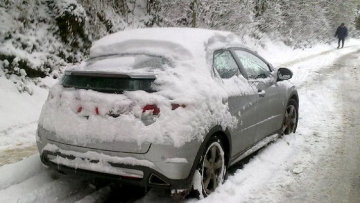 Greșeala pe care o fac șoferii iarna când pornesc motorul