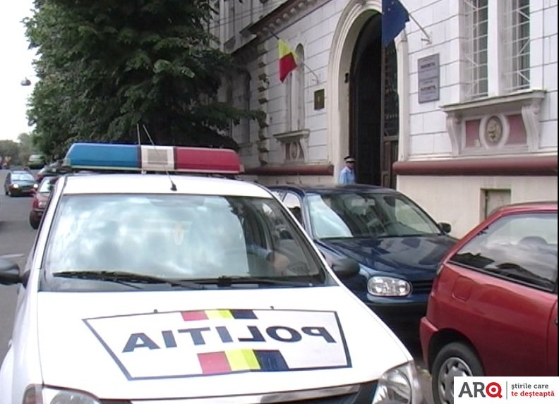 Polițist arădean rănit în timp ce imobiliza un șofer fugar. Suspectul voia să scape de un filtru rutier