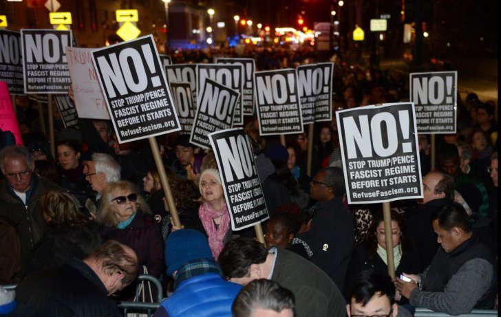 Mii de oameni, în frunte cu De Niro, Cher şi A. Baldwin, au protestat faţă de învestirea lui Trump