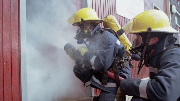 Incendiu devastator în judeţul Timiş. O fetiţă de 2 ani a murit, fratele ei - salvat în ultima clipă