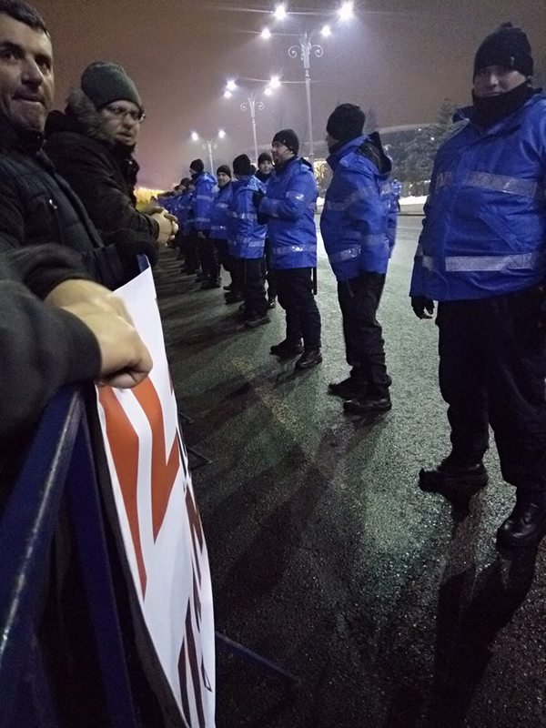 UPDATE: Protestatarii au rupt cordonul de jandarmi şi au pornit spre sediul Partidului Social Democrat. / UPDATE: Manifestaţia de la sediul PSD s-a încheiat. O parte din mulţime a ajuns la sediul ALDE. 