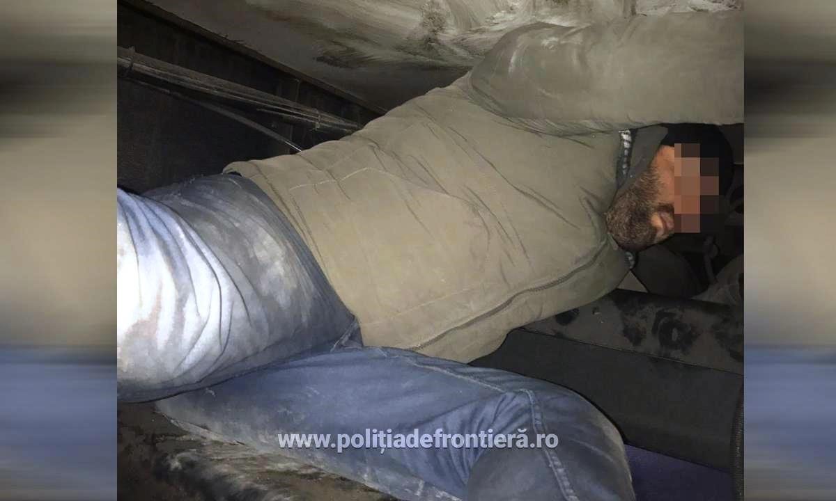 Nădlac: Un migrant turc a fost prins la frontieră ascuns sub un TIR, unde stătea pe șasiu