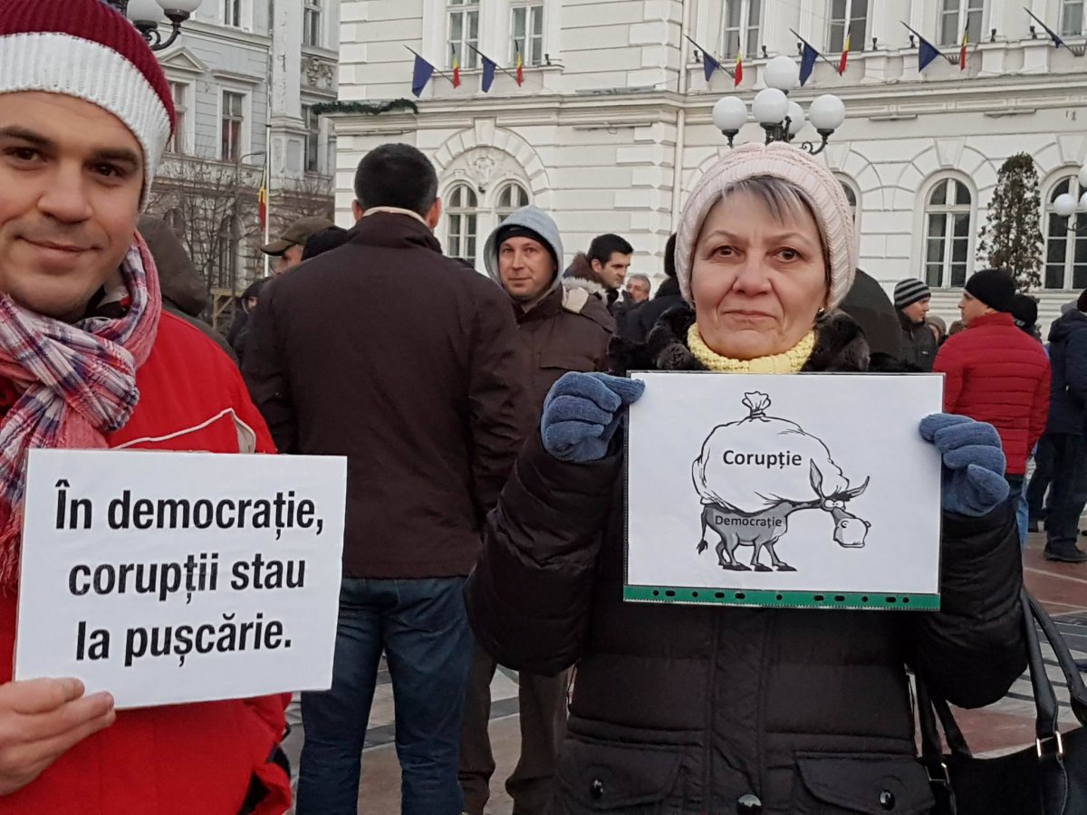 Protestatarii arădeni au scandat împotriva parlamentarilor PSD de ARAD!