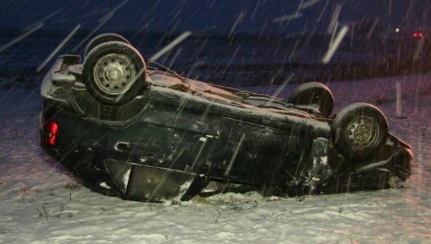 Accident din cauza zăpezii în Cluj. Cinci persoane au ajuns la spital VIDEO