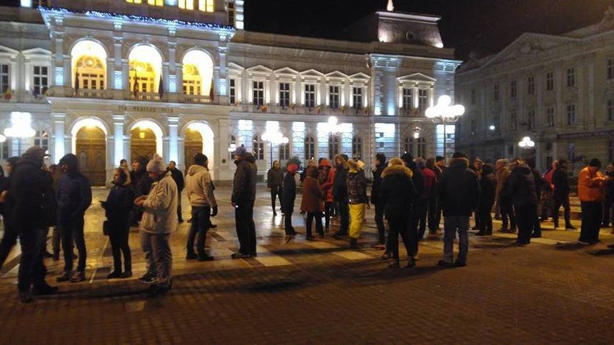 Sute de oameni continuă să se adune în Arad, în semn de protest faţă de ultimele decizii ale Executivului