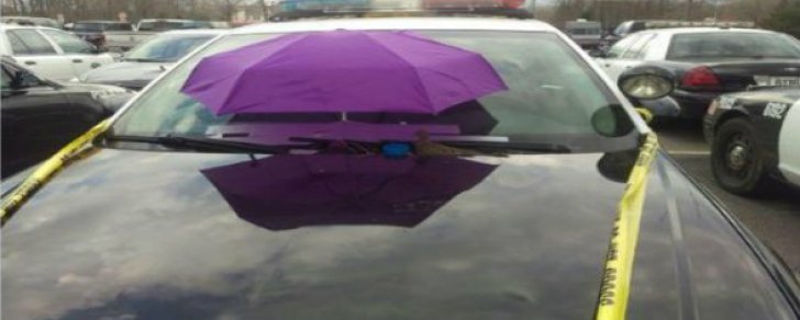 Poliţiştii au pus o umbrelă pe parbrizul maşinii de patrulare. Motivul i-a ŞOCAT pe şoferi