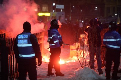 VIDEO Doi jandarmi şi doi protestatari răniţi în incidentele din faţa Guvernului