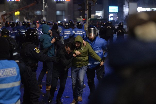 Peste 60 de persoane, duse la audieri după incidentele de la protestul din Piaţa Victoriei