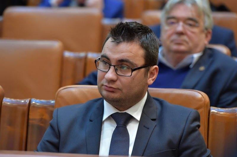 Glad Varga (PNL): “ Solicit conducerii Camerei Deputaților să rezolve problema votului electronic din Parlament!”