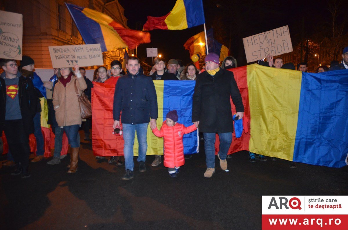 Arădenii s-au adunat din nou în număr mare pentru a protesta în fața sediului PSD