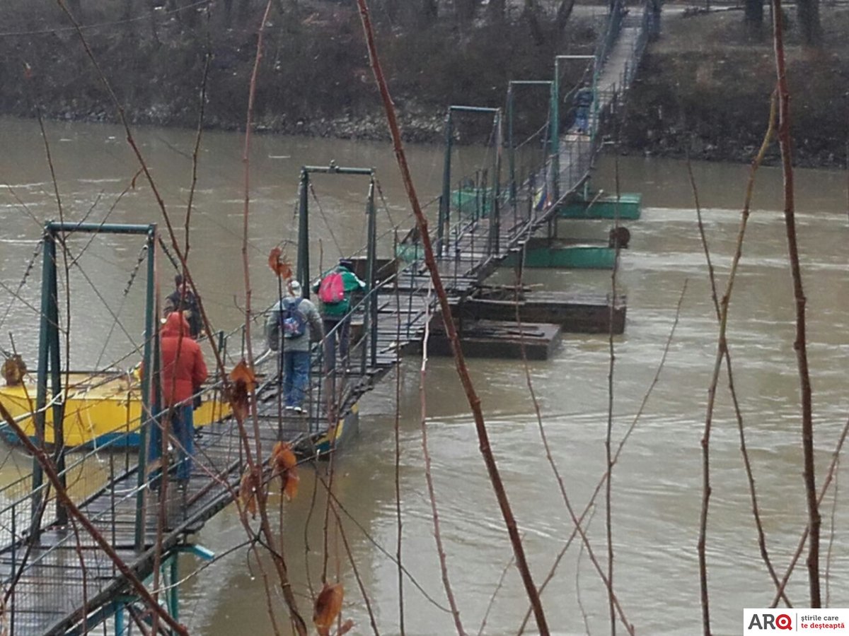 FOTO | Blocurile de gheață au avariat podul de la Trei Insule