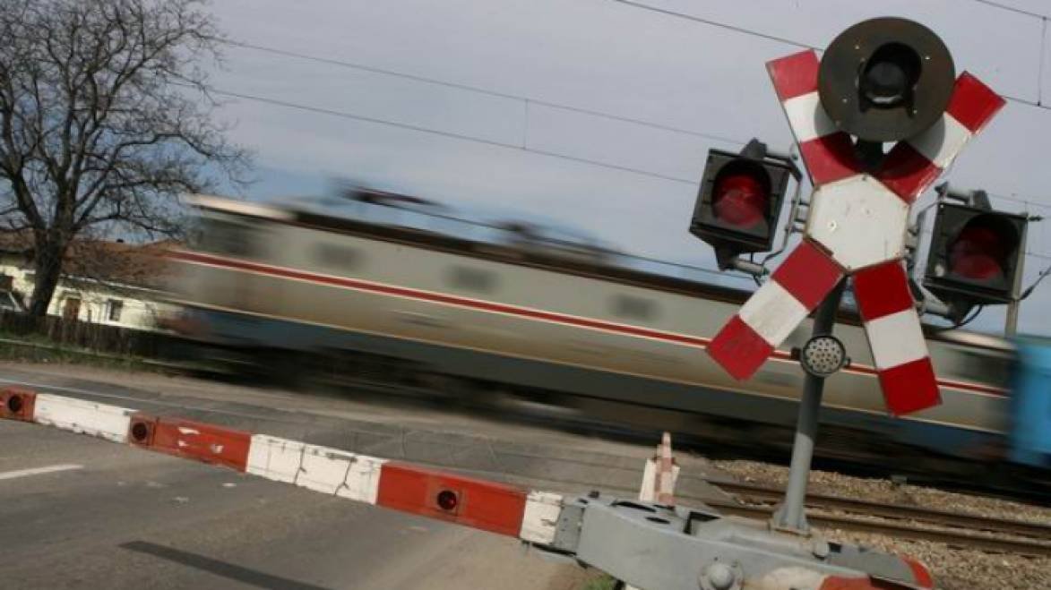 Culmea! Un tir a deraiat un tren, a rănit un pasager, dar şoferul nu a păţit nimic