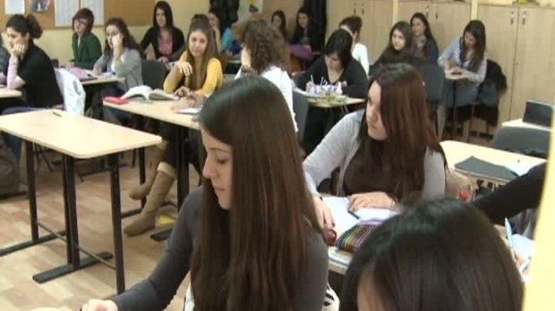 Elevii se întorc la şcoală după vacanţa intersemestrială. Vezi când se dau tezele şi simulările examenelor naţionale