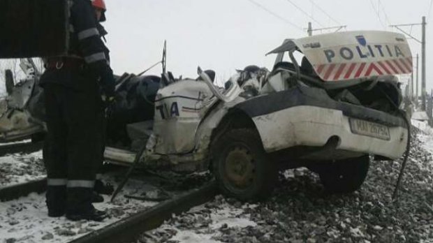 Maşină de poliţie lovită de tren. Salvatorii au intervenit de urgenţă