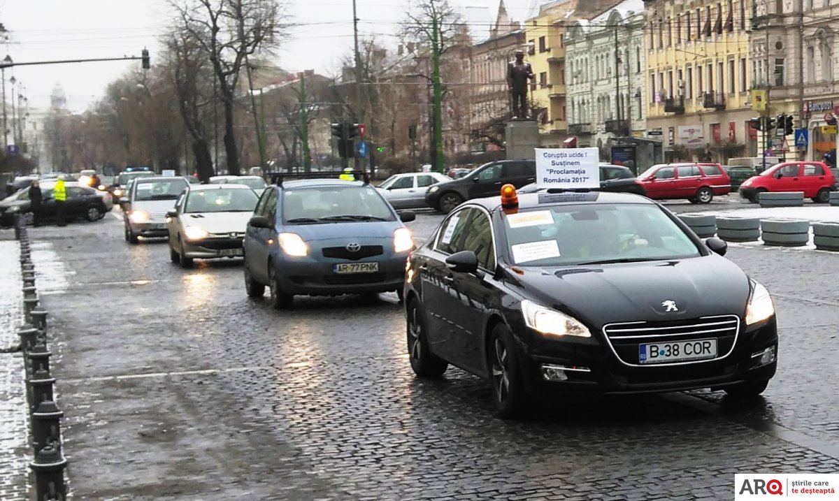 FOTO | Trafic îngreunat în Centru, în timpul unui protest cu mașini față de corupție și actualul guvern