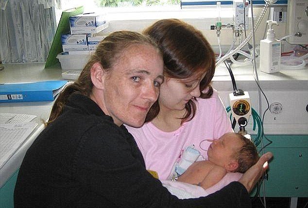 Aceasta e cea mai tânără mămică din Marea Britanie. Rămânea însărcinată când avea doar 11 ani, iar acum e din nou gravidă. Povestea e una incredibilă