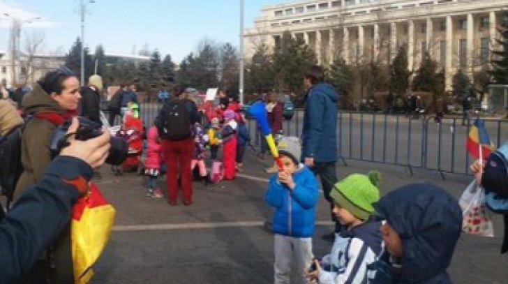 PROTEST cu cretă colorată, în faţa Guvernului: 