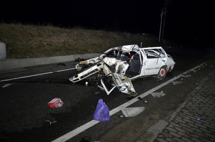 Tragedie cumplită pe şoseaua Arad - Timișoara: doi morţi şi trei răniţi