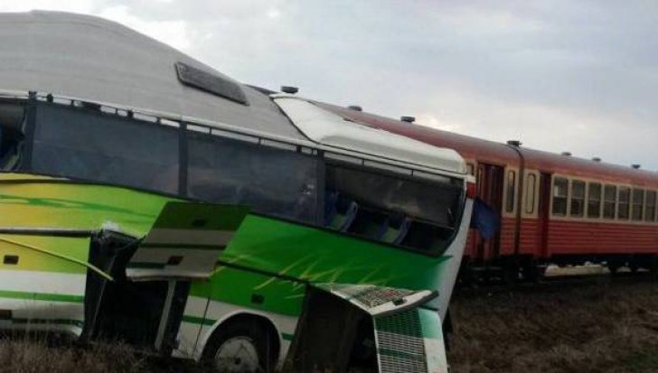 Accident cumplit. Un autocar a fost lovit de TREN în judeţul Timiş