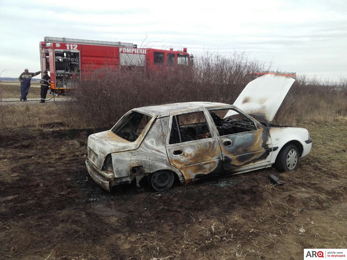 FOTO | Cadavru găsit într-o mașină care ardea pe câmp, la Mișca