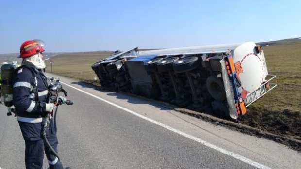 O cisternă s-a răsturnat pe DN1, trafic oprit pe tronsonul Huedin - Oradea