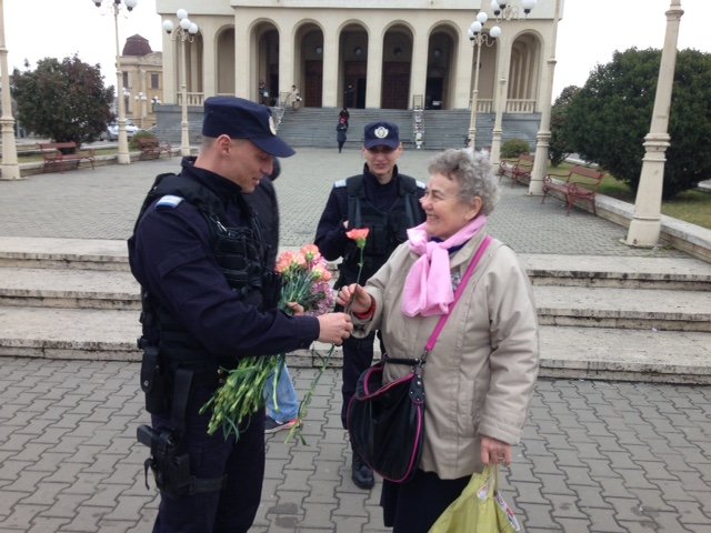 FOTO | Jandarmii arădeni le-au ”sancționat” pe femei de ziua lor