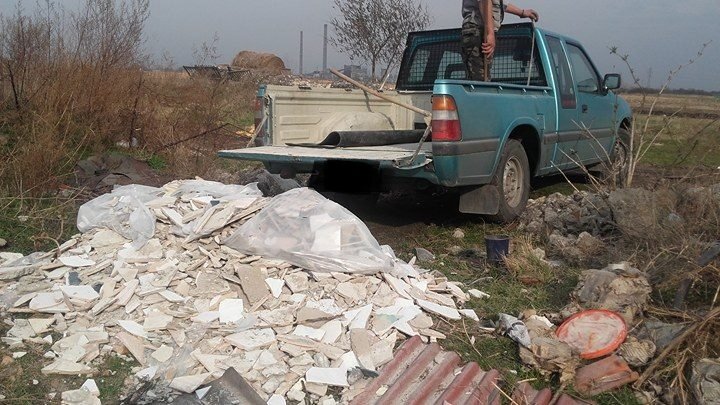 FOTO | Șofer prins când descărca gunoaie pe o stradă din Arad. Vezi ce amendă va plăti