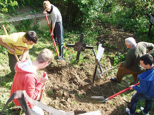 Caz terifiant în Vâlcea! Ce a găsit o familie în cavou, la 21 de ani de la înmormântarea unei tinere