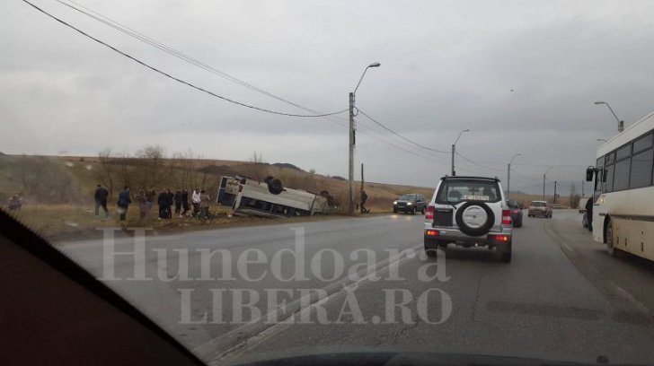 Un microbuz şcolar s-a răsturnat în judeţul Hunedoara. 13 elevi au fost transportaţi la spital