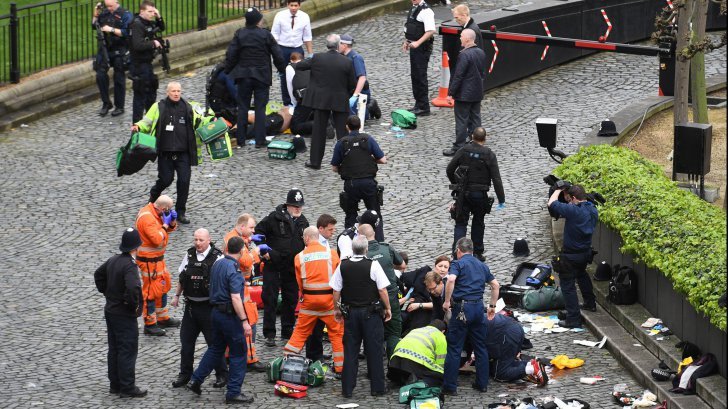 Atac terorist la Londra, lângă Parlament. Cinci oameni au murit; 40 de răniți, între care doi români