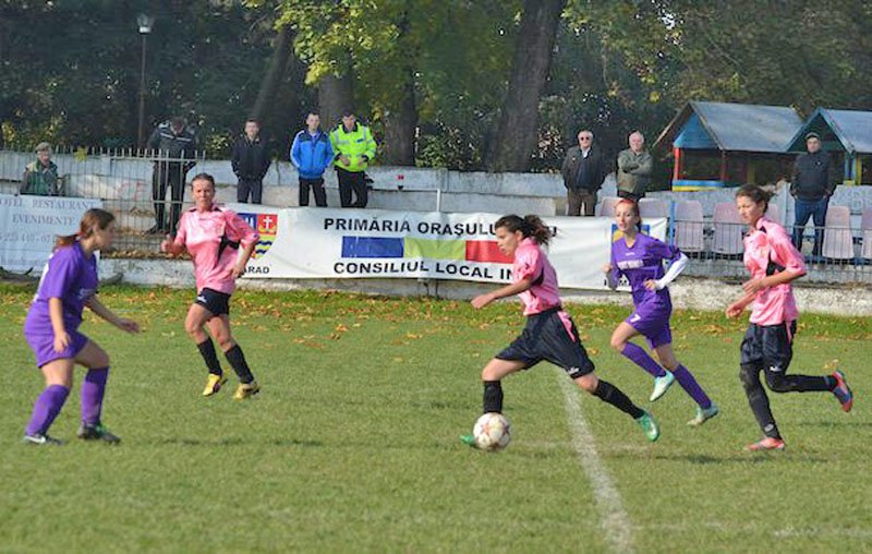 S-au reluat şi întrecerile feminine de fotbal. Echipele Aradului au stat, unele de voie, altele de...nevoie